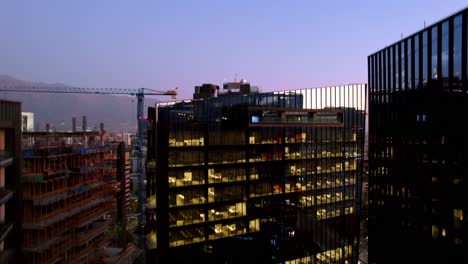 Luftaufnahme-Des-Aufstiegs-Vor-Dem-Mercado-Urbano-Tobalaba,-Abenddämmerung-In-Santiago-De-Chile