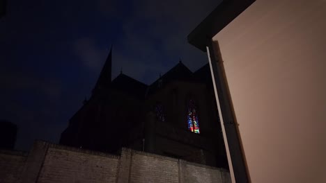 Silhouette-Der-Katholischen-Kirche-In-Der-Nacht-Mit-Blauem-Dunklen-Himmel-Und-Weißer-Wand