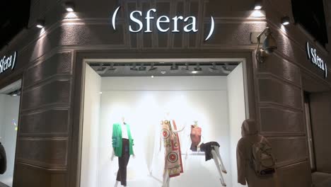 Un-Comprador-De-Escaparates-De-Compras-En-La-Tienda-Sfera-De-Fabricación-Y-Marca-De-Ropa-Española-Durante-La-Noche.