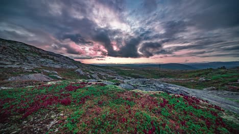 Wirbelnde-Dunkle,-Stürmische-Wolken,-Die-Von-Der-Roten-Untergehenden-Sonne-Beleuchtet-Werden,-Schweben-über-Der-Farbenfrohen-Herbst-Tundra-Landschaft