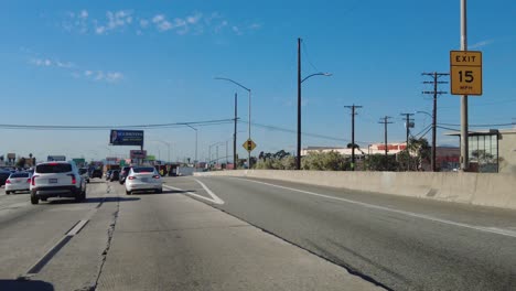 Tráfico-En-Hora-Punta-En-La-Autopista-De-California