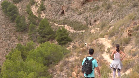 Wanderer-Gruppe-Zu-Fuß-Entlang-Einer-Route-In-Den-Bergen