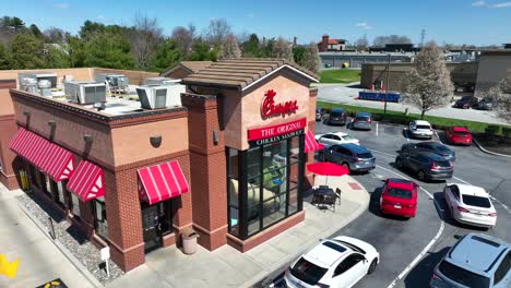 Primer-Plano-Aéreo-De-Un-Concurrido-Drive-thru-De-Chic-fil-a.