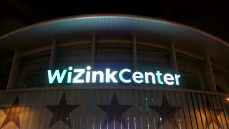 El-Wizink-Center,-El-Recinto-Cubierto-Para-Eventos-Deportivos,-Comerciales-Y-Musicales-De-Madrid,-Visto-De-Noche.