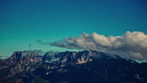 Nubes-Cúmulos-Que-Fluyen-Sobre-Los-Alpes-Austriacos,-Vista-De-Lapso-De-Tiempo