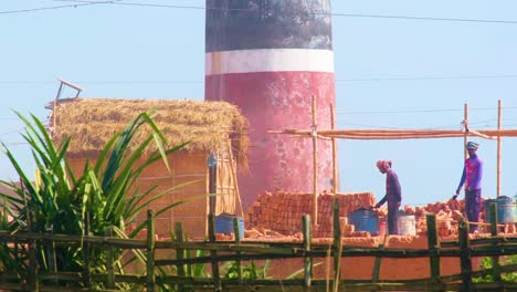 Trabajadores-Locales-De-Ladrillos-Trabajando-Bajo-El-Sol-En-Bangladesh