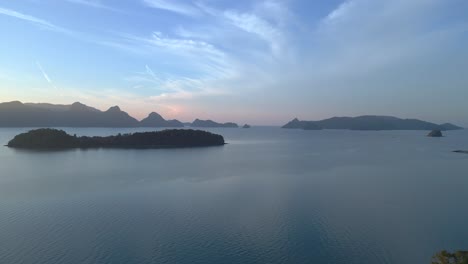 Islas-Serenas-Aguas-Tranquilas-Amanecer-Luz-De-La-Mañana