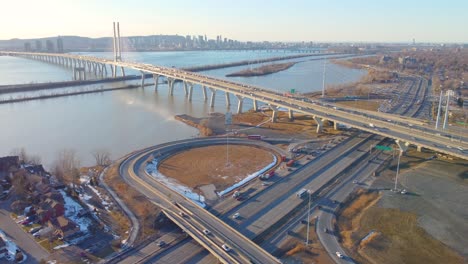 Vogelperspektive-Der-Autobahn-Und-Der-Brücke,-Wo-Ein-LKW-Auf-Die-Seite-Gekippt-Ist