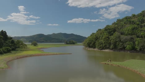 Luftaufnahme-Einer-Drohne-über-Der-Flusswasseroberfläche-Des-Aniana-Vargas-Nationalparks-In-Der-Dominikanischen-Republik-In-Geringer-Höhe