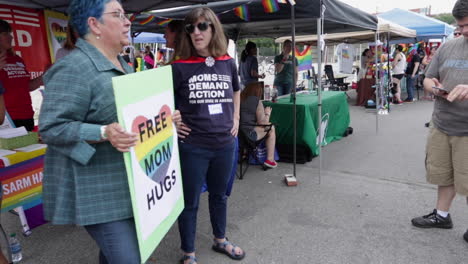 Miembros-De-Un-Grupo-De-Control-De-Armas-Se-Paran-Frente-A-Su-Stand-En-El-Festival-Anual-De-Orgullo-Midmo-En-Columbia,-Missouri.