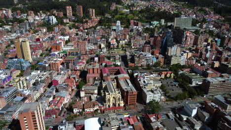 Bogota,-Kolumbien,-Wohnviertel-Chapinero,-Drohnen-Luftaufnahme-Von-Gebäuden-Und-Straßen