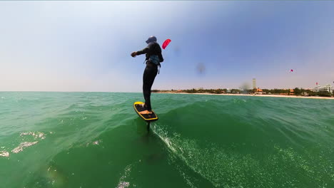 Kite-Foiling-Mit-Einem-Aufblasbaren-Kite-Und-Einem-Hydro-Foil-Kitesurfbrett-In-Mui-Ne,-Vietnam