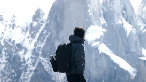 Fotograf-Mit-Blick-Auf-Den-Cerro-Torre-In-Chaltén,-Patagonien,-Argentinien