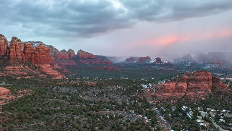 Nubes-Que-Pasan-Por-Las-Montañas-De-Roca-Roja-En-El-Centro-De-Sedona,-Arizona.