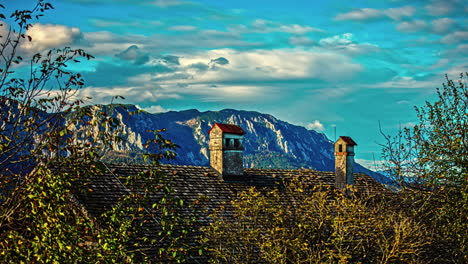 Abgelegenes-Backsteinhaus-In-Den-Alpen-Mit-Bergen-Im-Hintergrund,-Zeitraffer-Ansicht