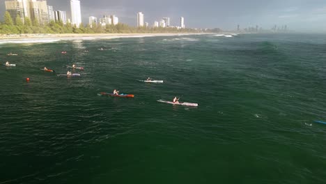 Los-Competidores-Masculinos-Compiten-En-Una-Carrera-De-Esquí-De-Surf-En-El-Océano-En-Una-Competencia-Australiana-De-Salvamento-De-Surf.