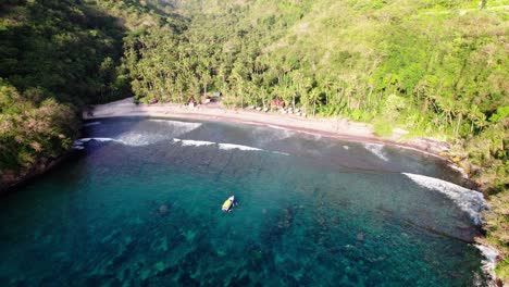 Bahía-Gamat-En-Nusa-Penida,-Bali,-Indonesia---Lugar-Para-Bucear-Con-Cocoteros-En-La-Costa-Arenosa