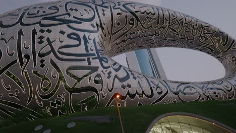 Toma-Panorámica-Del-Edificio-Más-Hermoso-Del-Mundo:-El-Museo-Del-Futuro-Ubicado-En-Sheikh-Zayed-Road,-Cerca-Del-Trade-Center-Dubai.