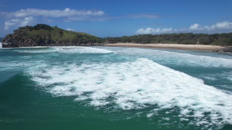 Grandes-Olas-Del-Océano-Y-Surfistas-En-La-Playa-De-Cabarita-En-Nueva-Gales-Del-Sur,-Australia---Disparo-De-Drones