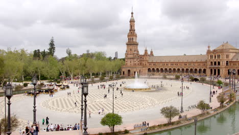 Plaza-De-España,-Sevilla,-Spanien-–-Menschen-Erfreuen-Sich-An-Der-Plaza-–-Zeitraffer