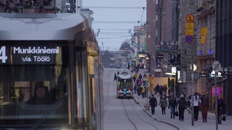 Zeitraffer-Einer-Belebten-Straße-In-Helsinki,-Menschen-Und-Transitzüge-Unterwegs