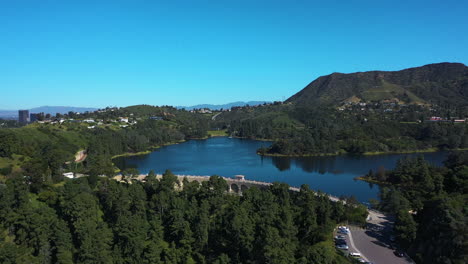 Establishing-drone-shot-of-Lake-Hollywood,-sunny-day-in-Los-Angeles,-USA
