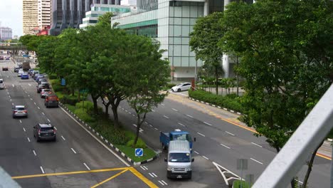 Tiro-Inclinado-Hacia-Arriba-Que-Captura-El-Tráfico-Callejero-En-New-Bridge-Road-En-El-Distrito-Comercial-Central-De-Clarke-Quay,-área-Metropolitana-De-Singapur