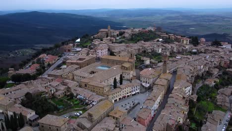 Panorama-Impresionante,-Joya-De-La-Historia,-Ciudad-Medieval-Montalcino-En-La-Colina,-Vista-Aérea