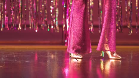 Vintage-Mode-In-Nahaufnahme-Von-Glitzernden-Rosa-Schlaghosen-Und-Glänzenden-Goldenen-High-Heels-Aus-Den-1970er-Jahren-Beim-Disco-Tanzen