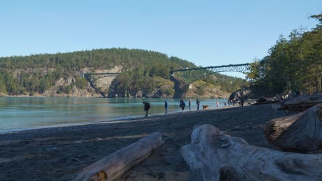 Menschen,-Die-Mittags-Am-Strand-Im-Deception-Pass-State-Park-Spazieren-Gehen