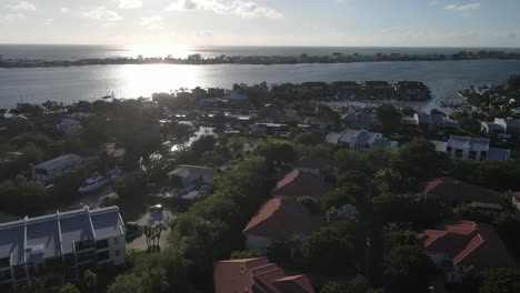 Casas-Frente-Al-Mar-Con-Vista-A-La-Hora-Dorada-En-Bradenton,-Florida,-Con-Vista-A-La-Isla-Anna-Marie