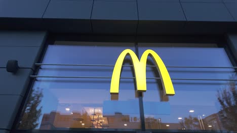 Logotipo-Amarillo-De-McDonald&#39;s-En-La-Ventana-De-Cristal-Del-Edificio-Corporativo