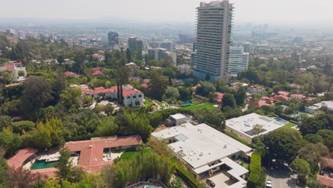 Toma-Aérea-De-Casas-De-Lujo-Y-Condominios-De-West-Hollywood-En-Sunset-Blvd-Durante-El-Día