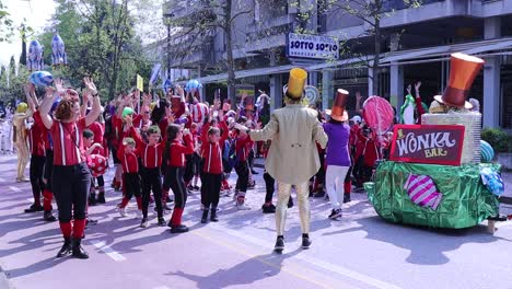 Carnaval-Callejero-De-Abano,-Italia,-Evento-En-Vivo-Con-Desfiles-De-Carnaval,-Música,-Baile-Y-Entretenimiento-Para-Todas-Las-Edades.