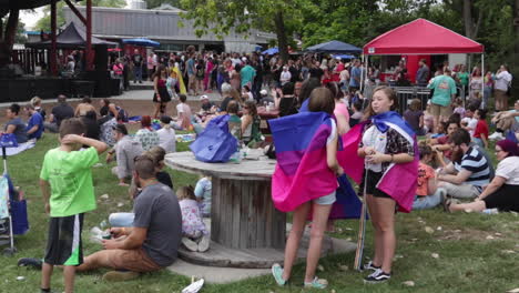 Una-Gran-Multitud-De-Personas-Se-Reunieron-En-El-Roose-Music-Hall-En-Columbia,-Mo,-Durante-El-Festival-Del-Orgullo-De-Midmo