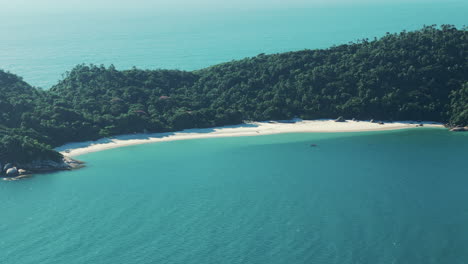 Playa-De-Campeche-En-La-Isla-De-Campeche,-Donde-Las-Tranquilas-Y-Hermosas-Aguas-Invitan-A-La-Relajación-Y-El-Rejuvenecimiento