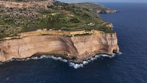 Imágenes-Aéreas-Panorámicas-De-Drones-De-Los-Acantilados-De-Dingli,-Malta,-Mar-Mediterráneo