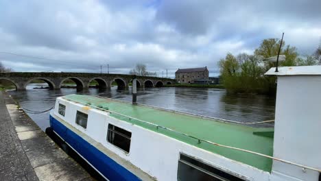 Flusskahn-Vor-Anker-In-Goresbridge-Co