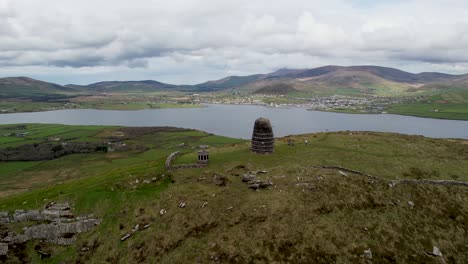 Leuchtturm-Eask-Tower,-Halbinsel-Dingle,-Irland,-Drohne,-Bedeckter-Himmel,-Geschwungene-Helix-Aufnahme