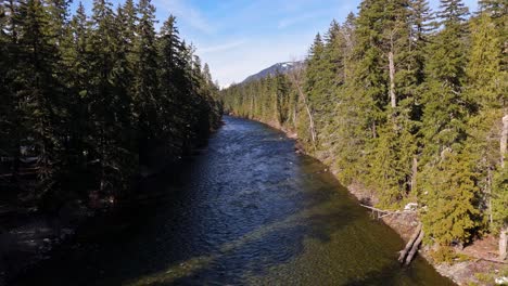 Toma-De-Movimiento-Hacia-Atrás-Del-Río-Y-La-Línea-De-árboles-Del-Bosque-Siempre-Verde-En-Cle-Elum-En-Un-Día-Claro-En-El-Estado-De-Washington