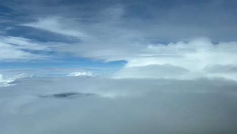 Immersive-Piloten-POV-Aufnahme-Aus-Einem-Jet,-Der-Durch-Einen-Stürmischen-Himmel-Mit-Vielen-Wolken-Fliegt