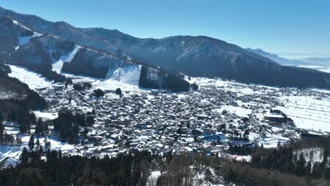 Un-Dron-Aéreo-Se-Aleja-De-La-Aldea-Japonesa-De-La-Estación-De-Esquí-De-Montaña-Nozawaonsen