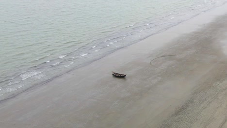 Verlassenes-Traditionelles-Bangladeschisches-Fischerboot-Am-Strand-Im-Indischen-Ozean