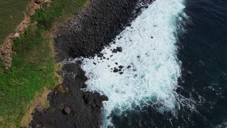 Olas-Chapoteando-En-La-Isla-Cook-En-Nueva-Gales-Del-Sur,-Australia---Disparo-De-Un-Dron