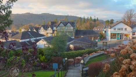 Una-Toma-Panorámica-Lenta-De-La-Ciudad-De-Bowness-on-windermere