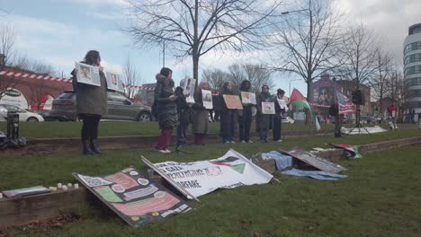 Un-Grupo-De-Personas-Sosteniendo-Carteles-En-El-Parque-Barrowland.