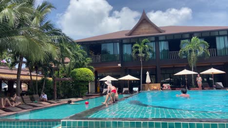 Gente-Relajándose-En-Una-Piscina-De-Un-Resort-En-Tailandia