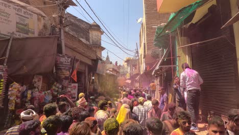 Toma-Pov-Muchas-Personas-Caminan-Hacia-El-Templo-Donde-Muchas-Personas-Vuelan-En-Diferentes-Colores-Desde-La-Parte-Superior-De-La-Casa