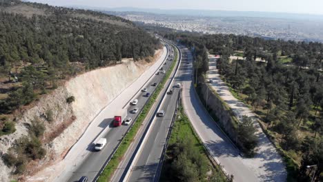 Vista-De-Drones-Sobre-La-Nueva-Carretera-De-Circunvalación-Sobrevolar-El-Tráfico-Ligero-De-Un-Día-Soleado-Salónica-Grecia