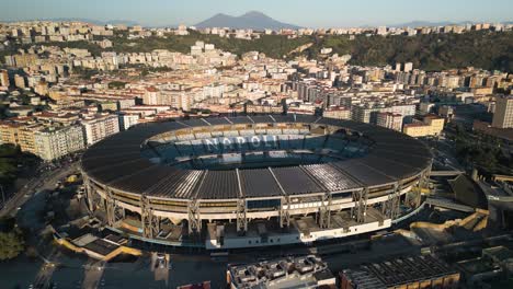 Estadio-Diego-Armando-Maradona:-El-Movimiento-Aéreo-Hacia-Arriba-Revela-El-Monte-Vesubio-En-El-Fondo
